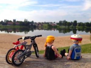 Descansando junto al lago del camping