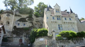 Pequeño castillo con parte construida en la roca