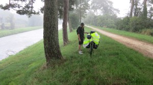 Bajo la intensa lluvia del camino