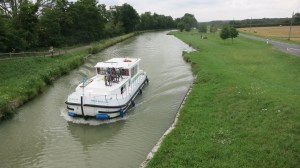 Primeros kilómetros de la jornada junto al canal