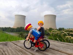 Pasando junto a un "castillo" no muy pintoresco