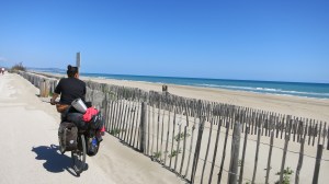 Pedaleando junto al mar.