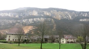 Pequeño pueblo en el camino