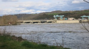 Presa en el río desaguando