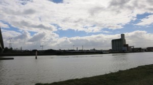 Vista de la margen izquierda, con mucha industria pesada