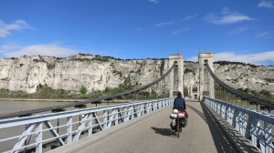 Cruzando el puente a la margen izquierda