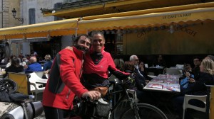 Despedida frente al Cafe de la Nuit