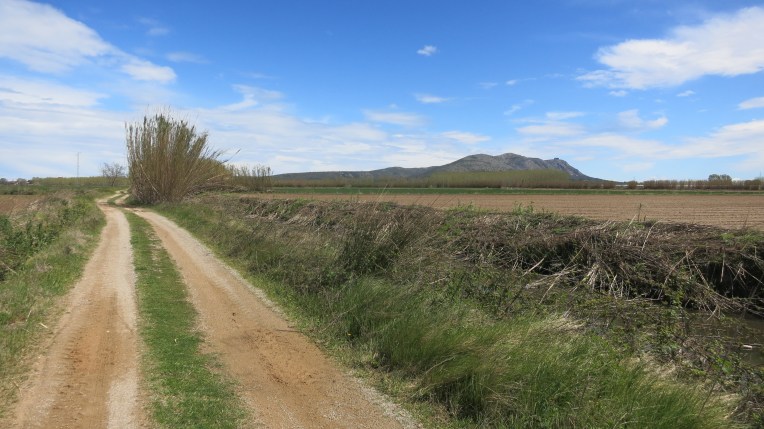Camino de L´Escala con el Montgrí al fondo